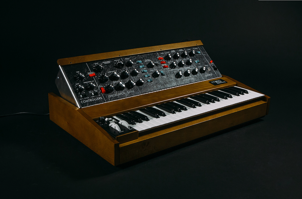 8 Músicos que hicieron del Minimoog, el sintetizador monofónico más icónico de la historia.